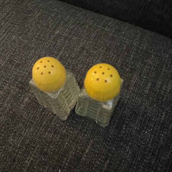 Vintage 50s salt and pepper shakers - Picture 3 of 4